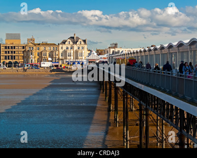 Die Grand Pier in Weston Super Mare North Somerset England UK die 1904 eröffnet und im Jahr 2010 nach einem schweren Brand wiedereröffnet Stockfoto