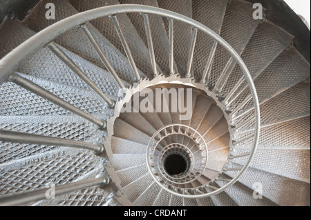 Blick nach unten eine Wendeltreppe in einem Leuchtturm, die scheinbar bis ins Unendliche gehen Stockfoto