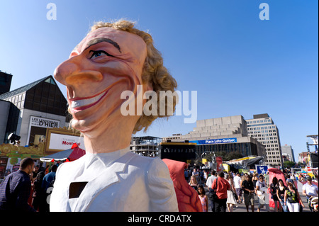 Riesiger Kopf Charakter die französischen Schauspieler Pierre Richard an Ste-Catherine Street während das Just für Laughs Festival darstellt. Stockfoto