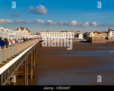 Die Grand Pier in Weston Super Mare North Somerset England UK die 1904 eröffnet und im Jahr 2010 nach einem schweren Brand wiedereröffnet Stockfoto