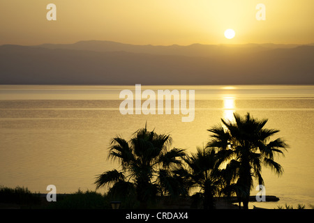 Sonnenuntergang am Toten Meer in Israel aus Jordanien Stockfoto