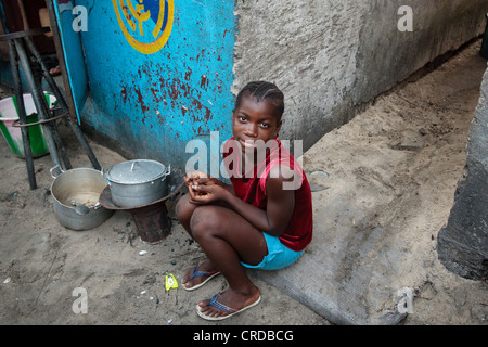 Eine Mädchen sitzt vor ihrem Haus in West Point Slum in Monrovia, Liberia auf Montag, 2. April 2012 Montserrado County. Stockfoto