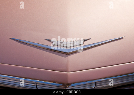 Jahrgang 1960 Cadillac Eldorado Haube Abzeichen - Kalifornien USA Stockfoto