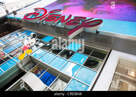 Disney Store in Times Square NYC Front des Gebäudes Fassade mit Micky Maus über Tür Stockfoto