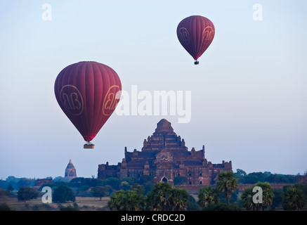 Zwei Heißluftballons bei Sonnenaufgang über einem antiken Tempel in Bagan, Myanmar, Birma, Südostasien, Asien Stockfoto