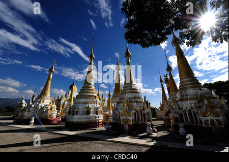 Pagoden einer Klosteranlage in Nyaungshwe am Inle-See in Myanmar, Birma, Südostasien, Asien Stockfoto