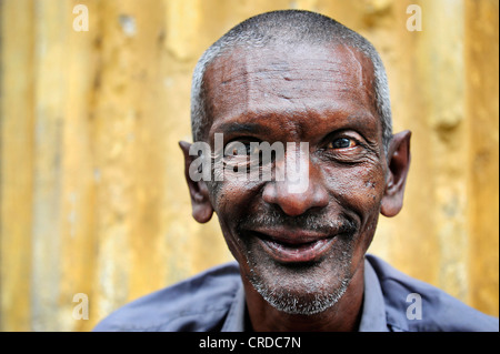 Porträt einer lächelnden älterer Mann, wahrscheinlich der indischen Ursprungs, in Yangon, Myanmar, Birma, Südostasien, Asien Stockfoto