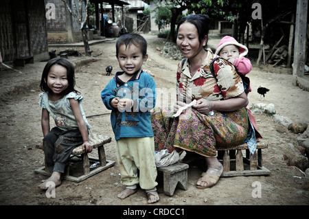 Asiatische Mutter und Kinder in einem Bergdorf, Laos, Südostasien, Asien Stockfoto