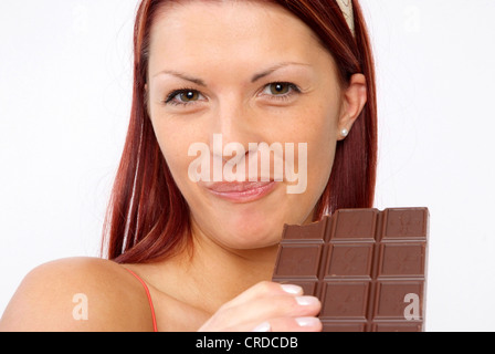 junge Frau mit Schokoriegel Stockfoto