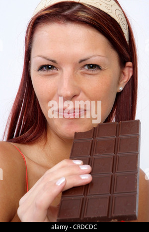 junge Frau mit Schokoriegel Stockfoto