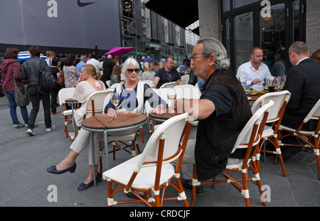 Menschen genießen die Atmosphäre der Stadt bei Cafe Norden, einer berühmten Bürgersteig und indoor-Restaurant und Café auf Strøget in Kopenhagen Stockfoto