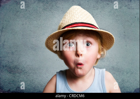 Five-Year-Old Boy trägt einen Hut, erstaunt Gesicht, lustige portrait Stockfoto