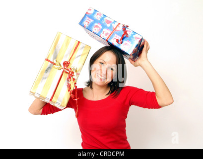 Frau mit Weihnachtsgeschenke Stockfoto