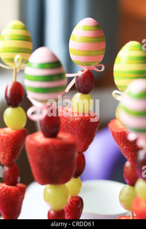 Obst Spieße auf einen Kindergeburtstag feiern Stockfoto