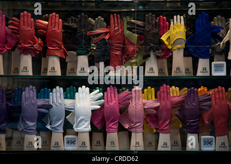 Fenster von farbigen Handschuhe in einem Geschäft Galeries Royales Saint-Hubert Koninklijke Sint - Hubertusgalerijen Brüssel Belgien Stockfoto