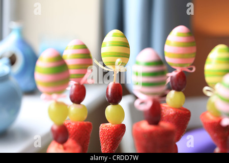 Obst Spieße auf einen Kindergeburtstag feiern Stockfoto