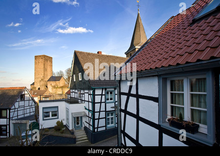 Fachwerkhäuser im Stadtteil Blankenstein mit dem alten Schloss und der Kirche, Hattingen, Ruhrgebiet, Nordrhein-Westfalen, Deutschland Stockfoto