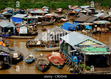 Boote, schwimmenden Dörfern auf dem Tonle Sap See in der Nähe von Siem Reap, Kambodscha, Südostasien, Asien Stockfoto