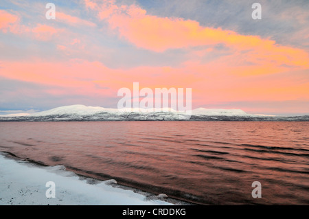 mitten im See Tornetraesk in Abisko, Schweden, Lappland, Norrbotten, Abisko Nationalpark Stockfoto