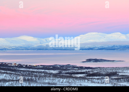 Blick auf Abisko am See, Tornetraesk, Schweden, Lappland, Norrbotten, Abisko Nationalpark Stockfoto