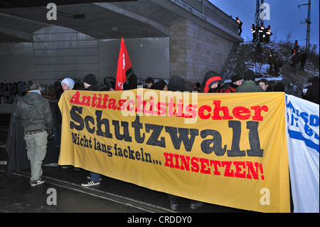 Banner "Antifaschistischer Schutzwall", Deutsch für "Anti-Fascist Barriere", verschiedene linke Gruppen protestieren gegen Rechtsextremismus Stockfoto