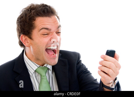 junger Geschäftsmann schreiend auf seinem Handy Stockfoto