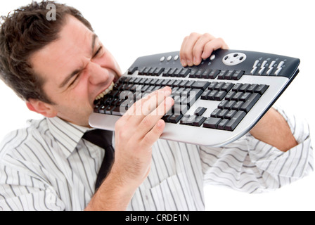 aggressive Geschäftsmann in Tastatur beißen Stockfoto