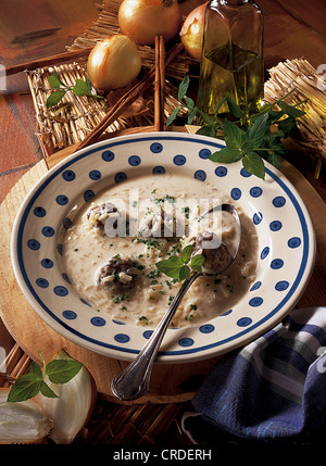 Joghurtsuppe mit Kofta Fleischbällchen, Truthahn. Stockfoto