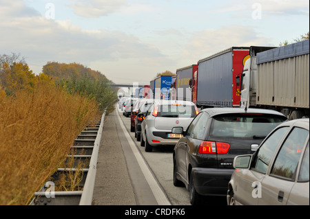 Stau auf der Autobahn A61, Autobahn, zwischen Gau-Bickelheim und Bad Kreuznach, Rheinland-Pfalz, Deutschland, Europa Stockfoto