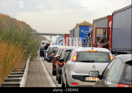 Menschen verlassen ihre Autos während einer Verkehrs Stau auf der Autobahn A61, Autobahn, zwischen Gau-Bickelheim und Bad Kreuznach Stockfoto