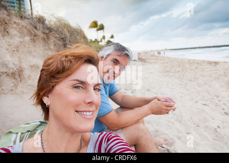 Mann und Frau am Strand, Bal Harbor, Miami, Florida Stockfoto