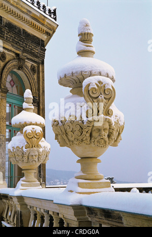 Verschneite Sandstein Ornamente auf der Balustrade Lingnerschloss Schloss, Dresden, Sachsen, Deutschland, Europa Stockfoto