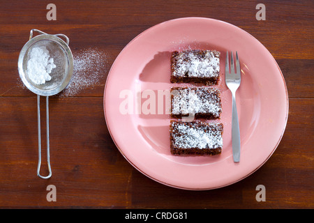 Schokoladen-Brownies mit Puderzucker Stockfoto