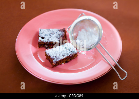 Schokoladen-Brownies mit Puderzucker Stockfoto