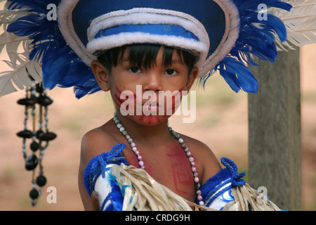 Kleiner Junge gekleidet in typischer native zeremonielle Kleidung aus dem Amazonasgebiet von Brasilien Stockfoto