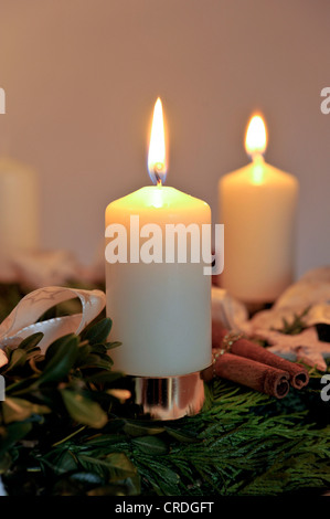 Adventskranz mit zwei brennenden Kerzen Stockfoto