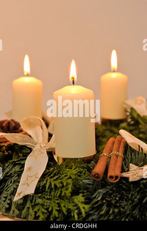 Adventskranz mit drei Kerzen brennen Stockfoto