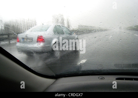 fahren auf der Autobahn an einem regnerischen Tag, Deutschland Stockfoto