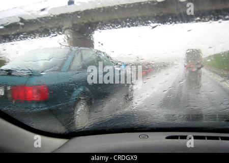 fahren auf der Autobahn an einem regnerischen Tag, Deutschland Stockfoto