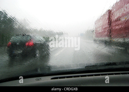 fahren auf der Autobahn an einem regnerischen Tag, Deutschland Stockfoto