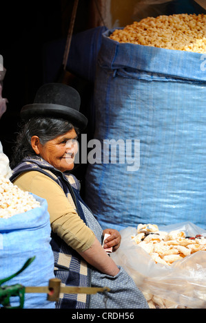 Inderin mit einem Stand an der Seite der Straße, La Paz, Bolivien, Südamerika Stockfoto