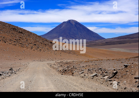 Wüste Straße mit Vulkan Lincancabur, Desierto de Salvador Dali, Uyuni, Bolivien, Südamerika Stockfoto