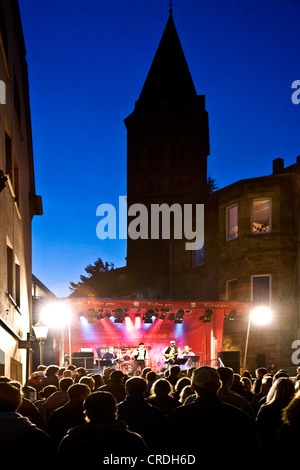 Live-Musik auf der Herdecke kann Week in der Fußgängerzone, mit der Stiftskirche im Hintergrund, Herdecke, Ruhrgebiet, Nordrhein-Westfalen, Deutschland Stockfoto