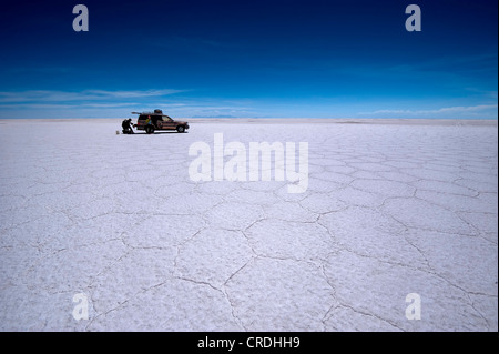 SUVs auf dem Salar de Uyuni Salzsee, Uyuni, Bolivien, Südamerika Stockfoto