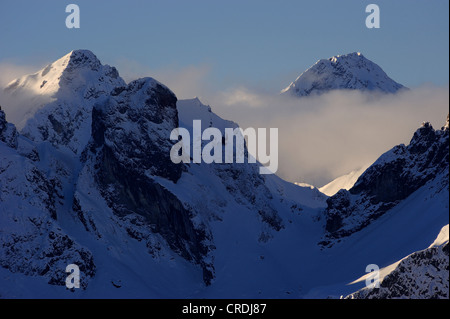 Berg an der Spitze mit Nebel im Winter, Kleinwalsertal Tal, Vorarlberg, Austria, Europe Stockfoto