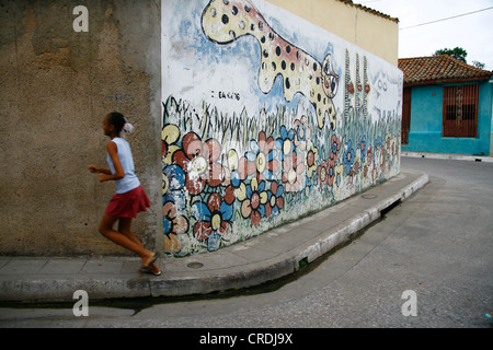 Laufen Mädchen vor einer bemalten Wand, Camagueey, Kuba, große Antillen, Caribbean Stockfoto