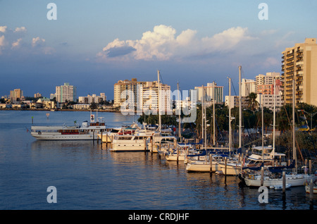 DOCK IM INTRACOASTAL WASSER-STRASSE / FT LAUDERDALE, FLORIDA Stockfoto