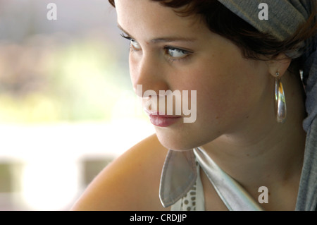 Porträt einer schönen Frau mit Ohrringen, Deutschland Stockfoto