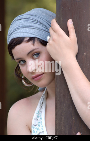 Porträt einer schönen Frau mit Headress, festhalten an einem Post, Deutschland Stockfoto