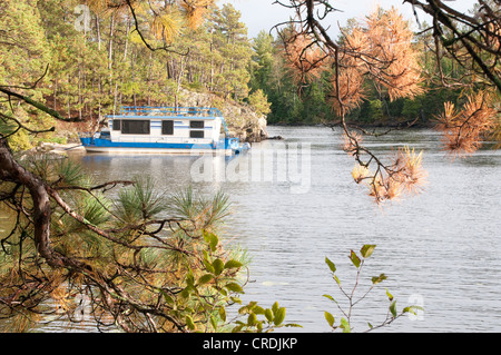 Hausboot festgemacht an einem kleinen Strand am See Namakin Stockfoto